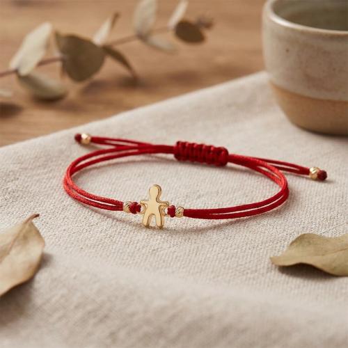 Гривна с червен конец и 14 карата златна фигура момче