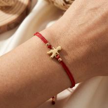 Гривна с червен конец и 14 карата златна фигура момче