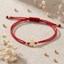 Гривна с червен конец и 14 карата златна фигура момиче Гривна с червен конец и 14 карата златна фигура момиче