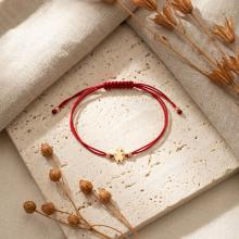 Гривна с червен конец и 14 карата златна фигура момиче Гривна с червен конец и 14 карата златна фигура момиче