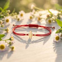 Гривна с червен конец и 14 карата златна фигура момиче Гривна с червен конец и 14 карата златна фигура момиче