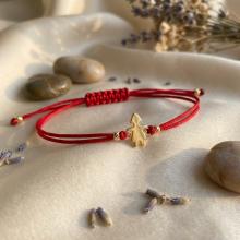 Гривна с червен конец и 14 карата златна фигура момиче Гривна с червен конец и 14 карата златна фигура момиче