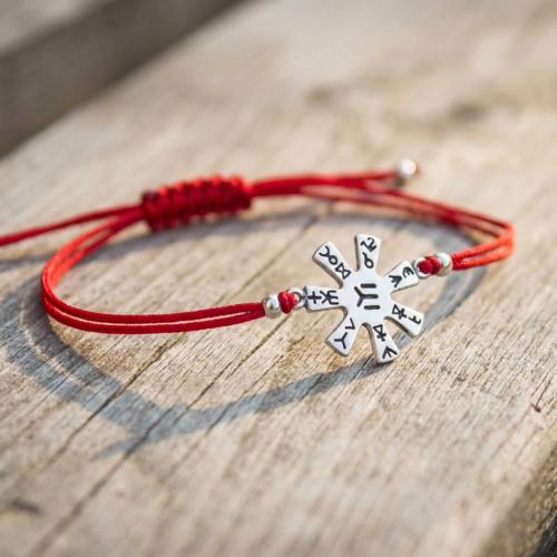 Гривна с червен конец и сребърен елемент Розетата от Плиска 