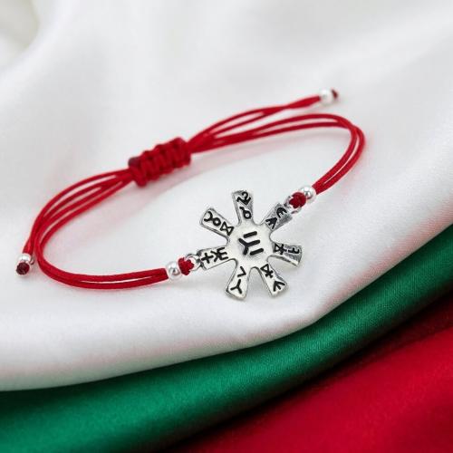 Гривна с червен конец и сребърен елемент Розетата от Плиска 