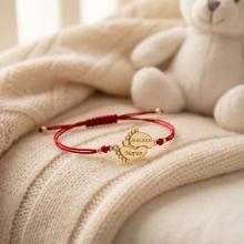 Гривна с червен конец и 14 карата златен елемент 2 бебешки стъпки