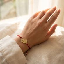 Гривна с червен конец и 14 карата златен елемент 2 бебешки стъпки