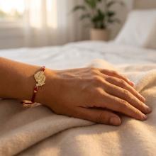 Гривна с червен конец и 14 карата златен елемент 2 бебешки стъпки