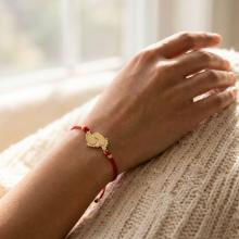 Гривна с червен конец и 14 карата златен елемент 2 бебешки стъпки