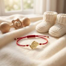 Гривна с червен конец и 14 карата златен елемент 2 бебешки стъпки