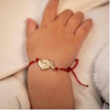 Гривна с червен конец и 14 карата златен елемент 2 бебешки стъпки