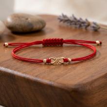 Гривна с червен конец и 14 карата златен елемент безкрайност