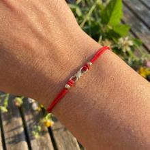 Гривна с червен конец и 14 карата златен елемент безкрайност