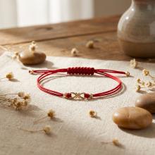 Гривна с червен конец и 14 карата златен елемент безкрайност