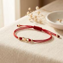 Гривна с червен конец и 14 карата златен елемент безкрайност