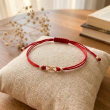 Гривна с червен конец и 14 карата златен елемент безкрайност