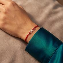 Гривна с червен конец и сребърен елемент безкрайност