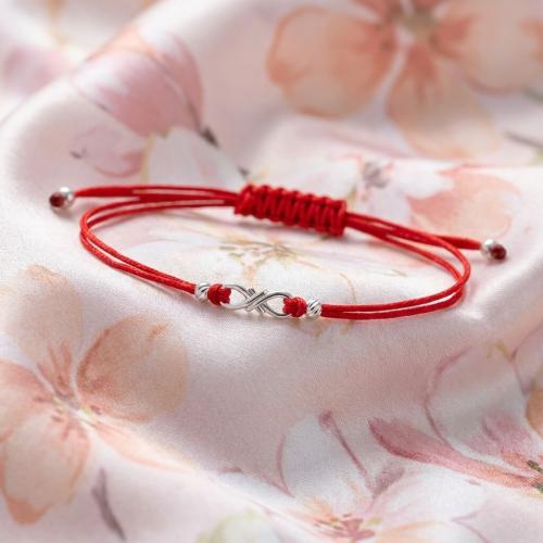 Гривна с червен конец и сребърен елемент безкрайност