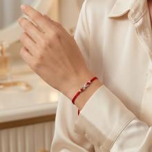 Гривна с червен конец и сребърен елемент безкрайност