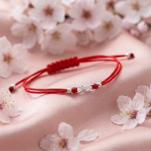 Гривна с червен конец и сребърен елемент безкрайност