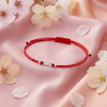 Гривна с червен конец и сребърен елемент безкрайност