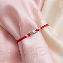 Гривна с червен конец и сребърен елемент безкрайност