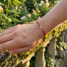 Гривна с червен конец и 14 карата златен елемент безкрайност