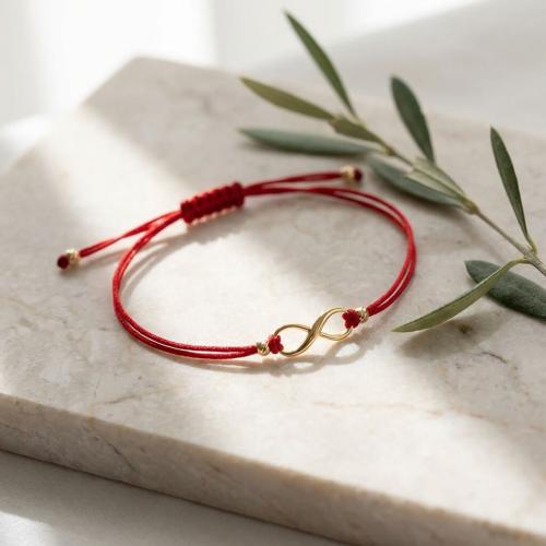 Гривна с червен конец и 14 карата златен елемент безкрайност