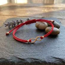 Гривна с червен конец и 14 карата златен елемент безкрайност