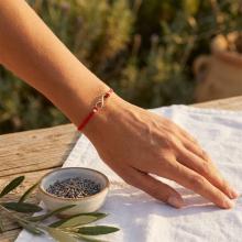 Гривна с червен конец и 14 карата златен елемент безкрайност