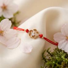 Гривна с червен конец и 14 карата златен елемент цвете с циркон