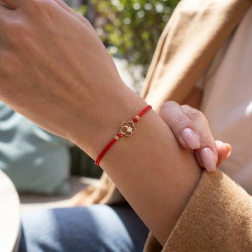 Гривна с червен конец и 14 карата златен елемент цвете с циркон