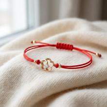 Гривна с червен конец и 14 карата златен елемент цвете с циркон