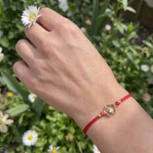 Гривна с червен конец и 14 карата златен елемент цвете с циркон