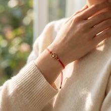 Гривна с червен конец и 14 карата златен елемент цвете с циркон