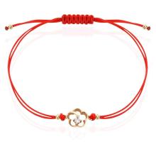 Гривна с червен конец и 14 карата златен елемент цвете с циркон