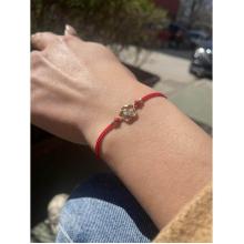 Гривна с червен конец и 14 карата златен елемент цвете с циркон