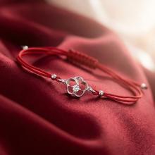 Гривна с червен конец и сребърен елемент цвете с циркон