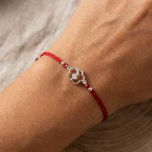 Гривна с червен конец и сребърен елемент цвете с циркон