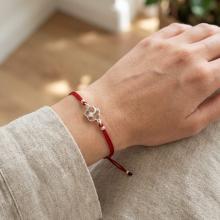 Гривна с червен конец и сребърен елемент цвете с циркон