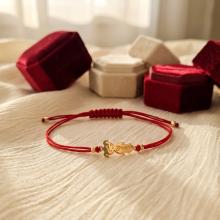 Гривна с червен конец и 14 карата златен елемент момиченце