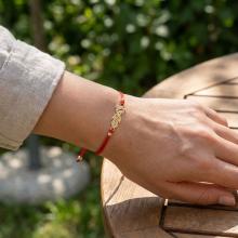 Гривна с червен конец и 14 карата златен елемент момиченце