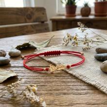 Гривна с червен конец и 14 карата златен елемент момиченце