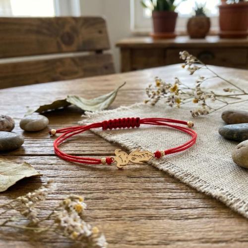 Гривна с червен конец и 14 карата златен елемент момиченце