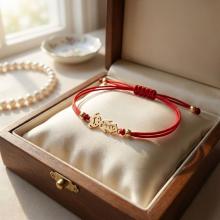 Гривна с червен конец и 14 карата златен елемент момиченце