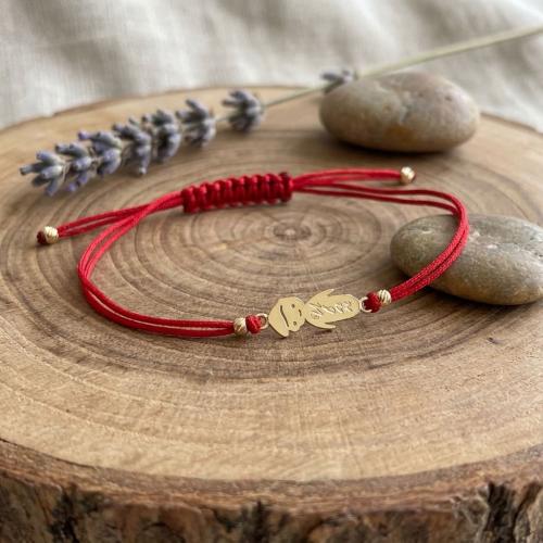 Гривна с червен конец и 14 карата златен елемент момче