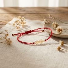 Гривна с червен конец и 14 карата златен елемент момче