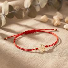 Гривна с червен конец и 14 карата златен елемент кръст B52 Гривна с червен конец и 14 карата златен елемент кръст B52