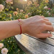 Гривна с червен конец и 14 карата златен елемент кръст B52 Гривна с червен конец и 14 карата златен елемент кръст B52