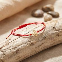 Гривна с червен конец и 14 карата златен елемент кръст B52 Гривна с червен конец и 14 карата златен елемент кръст B52