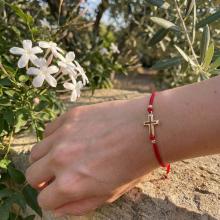 Гривна с червен конец и 14 карата златен елемент кръст B52 Гривна с червен конец и 14 карата златен елемент кръст B52